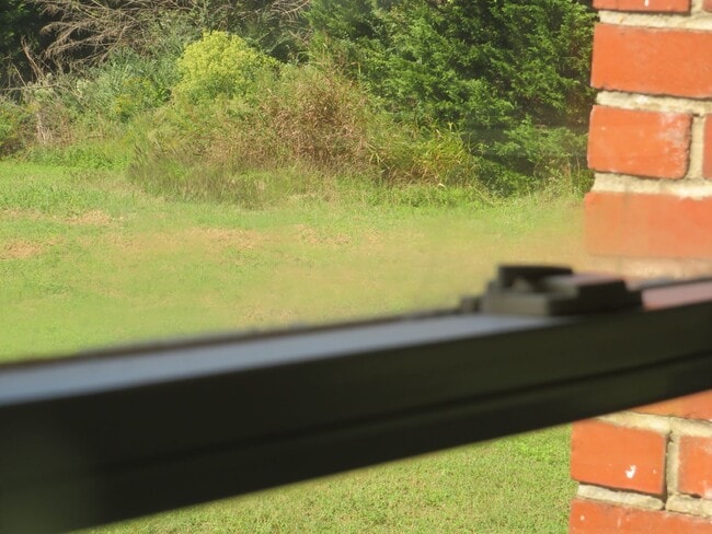 Building Photo - 3 Bedroom 2 Bath Home