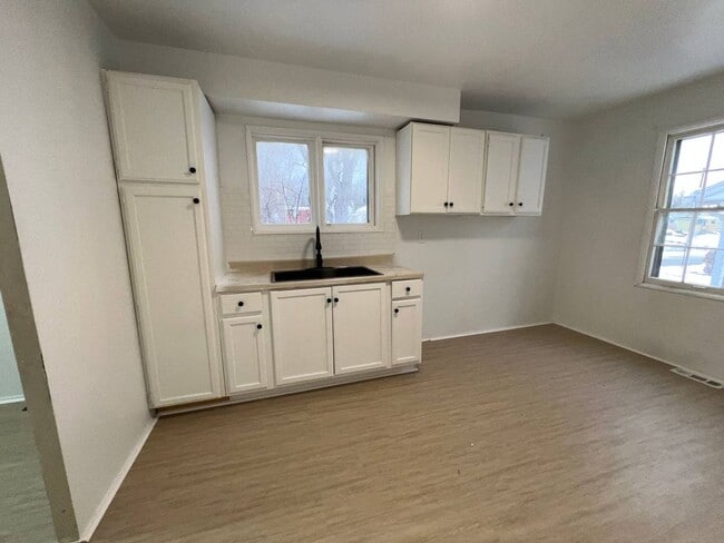 Building Photo - 3 bedroom Ranch home with LARGE basement - EDEN and CMHA section 8 available.