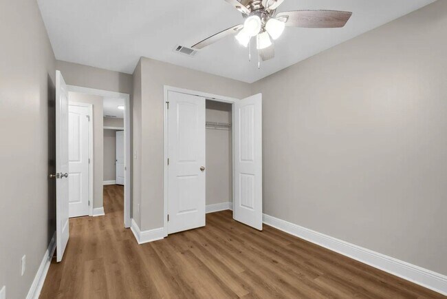 Building Photo - 17 W Shady Oaks Ln