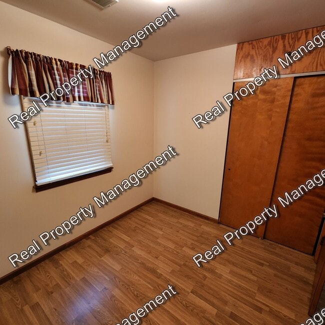 Building Photo - Three Bed Hobart Ranch