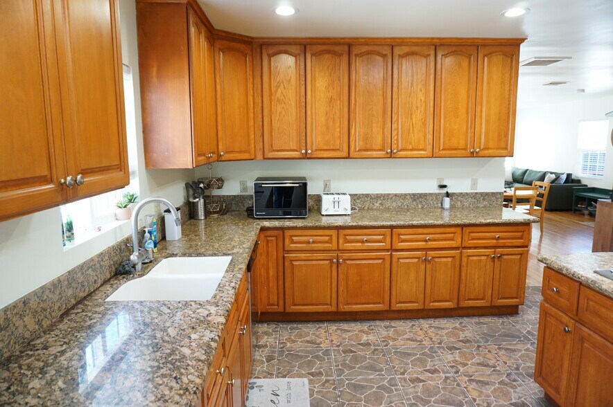 Building Photo - 8533 Woodley Ave