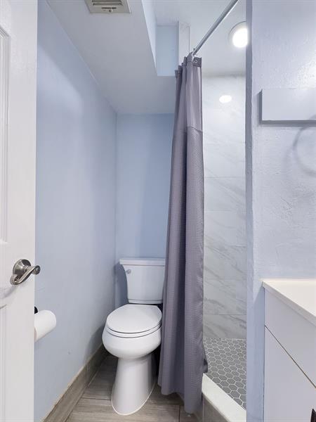 Building Photo - 902 NE 34th St