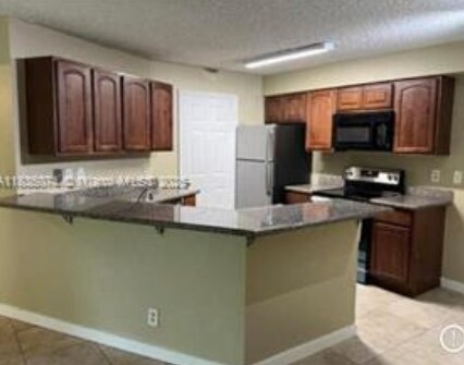 Building Photo - 9999 Summerbreeze Dr