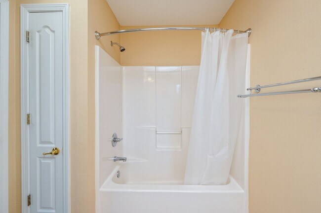 Building Photo - Spacious Home in Navarre!