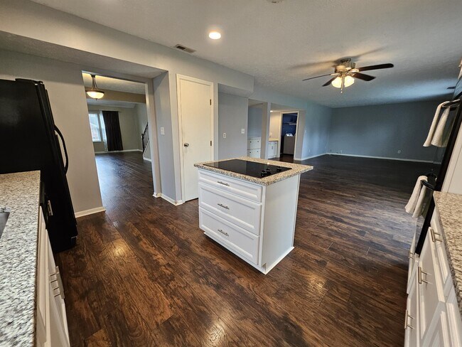 Building Photo - 7645 Bayridge Dr