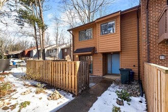 Building Photo - Updated 1800+ sq/ft 3 bdrm 2.5 bath end unit townhome