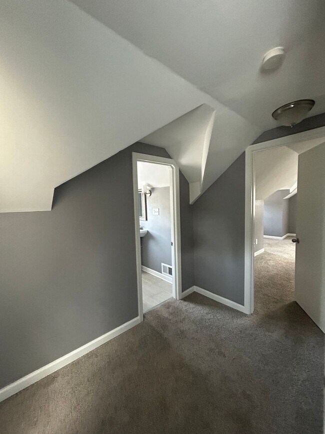 Building Photo - Spacious 3-Bedroom, 2-Bath House in South Euclid