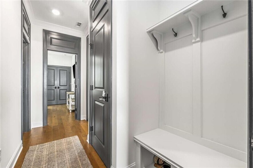 Building Photo - 520 Walden Glen Ln