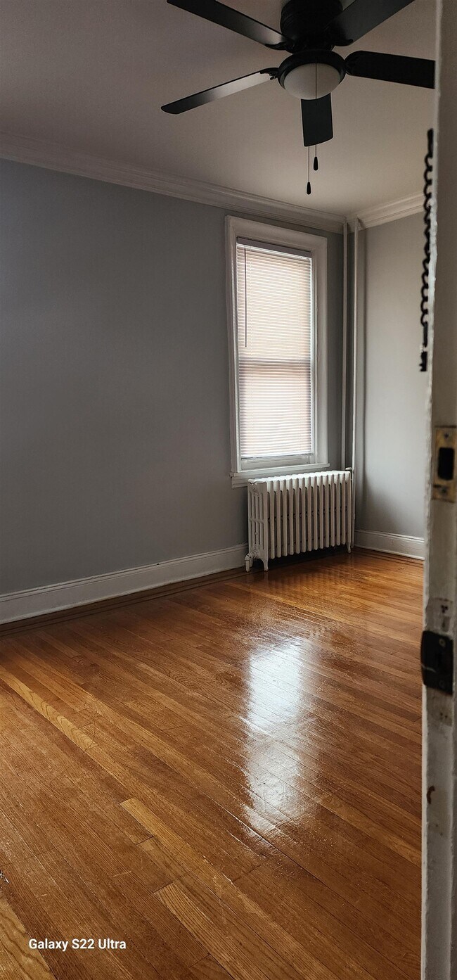 Building Photo - 44 E 4th St