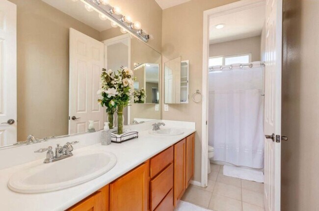 Building Photo - Spacious 5BR House in Palmdale
