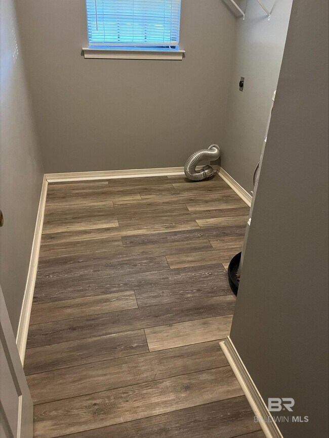 Building Photo - 10510 Gayfer Rd Ext