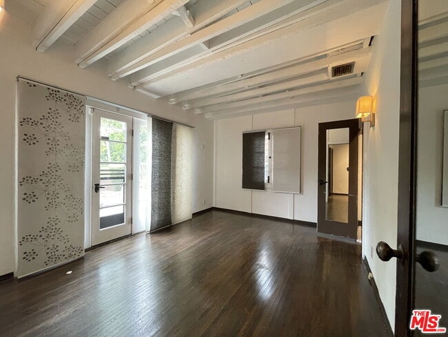 Building Photo - 2667 Lake View Terrace E