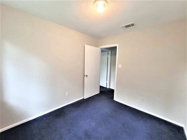 Building Photo - 16022 Old River Rd