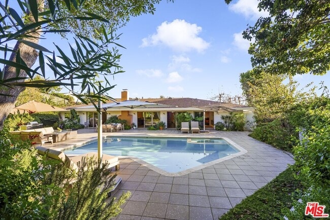 Building Photo - 375 S Surfview Dr