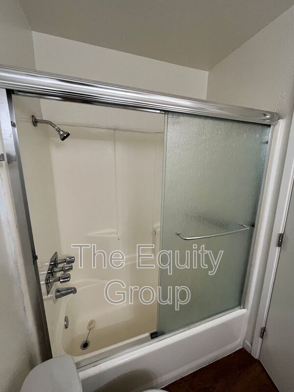 Building Photo - 4042 W Meadow Ave