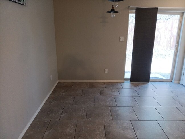 Building Photo - Beautiful 3 Bedroom 2 Bathroom home! Showi...