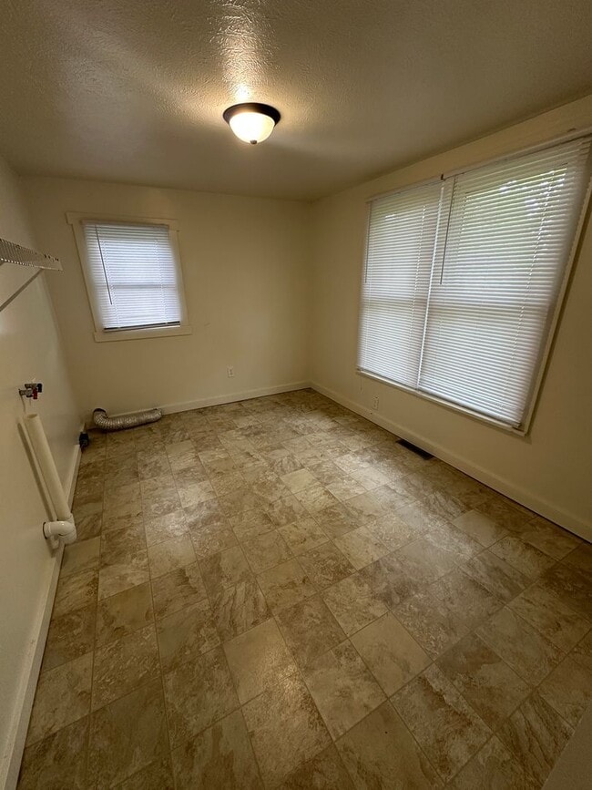 Building Photo - 2 Bedroom House - Goshen