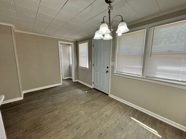 Building Photo - 3 Bedroom 1.5 Bathroom home with a 2 car g...