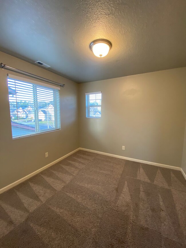 Building Photo - Beautiful 3 bedroom with bonus loft area i...