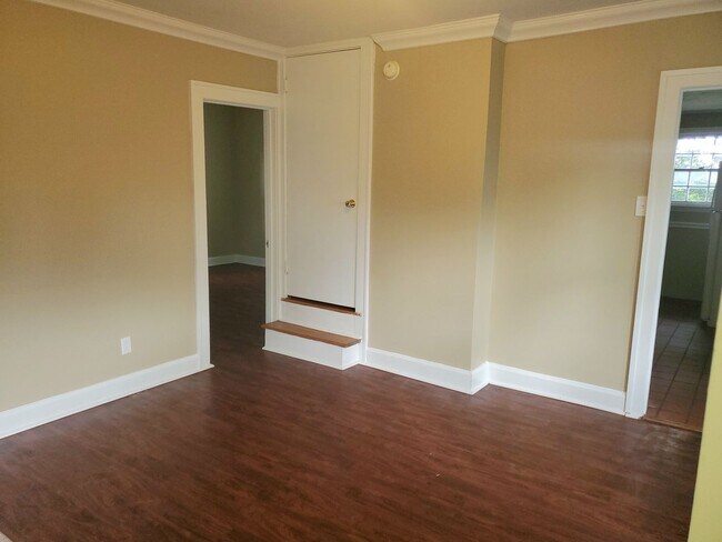 Building Photo - Three Bedroom Two Bathroom Three Fireplaces