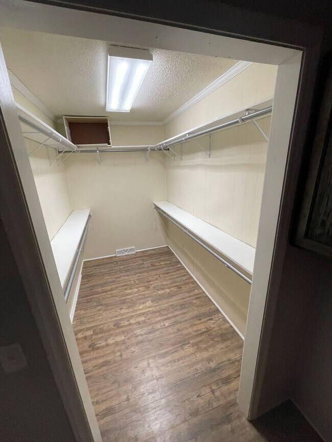 Building Photo - 2807 Holt Dr
