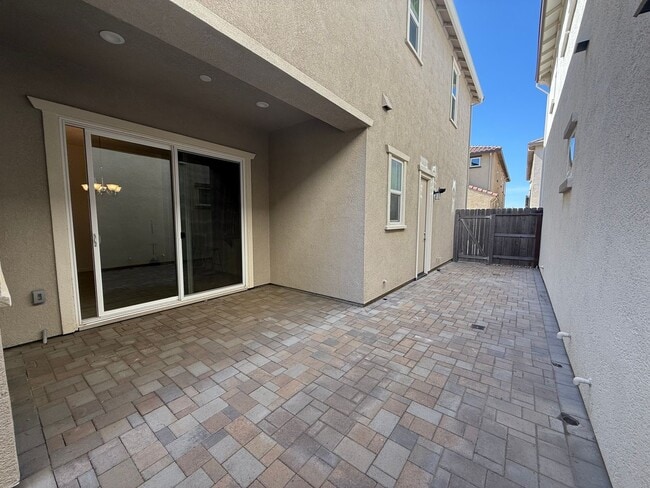 Building Photo - Spacious 3 bed 2.5 bath available in North...