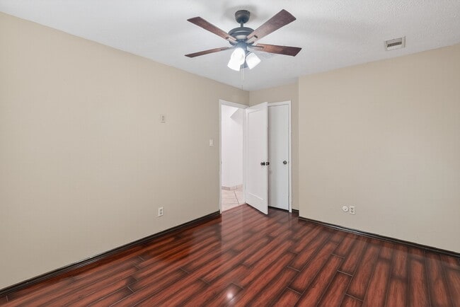 Building Photo - 127 Sagewood Dr