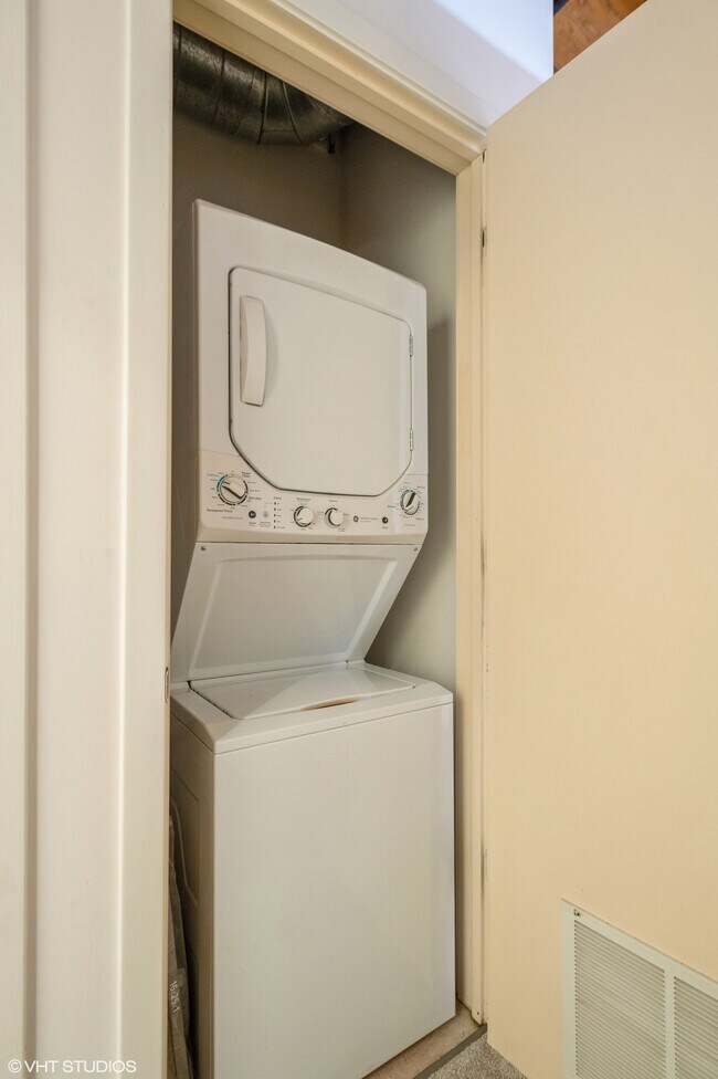 Building Photo - 728 W Jackson Blvd