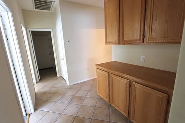 Building Photo - 40269 Miklich Dr