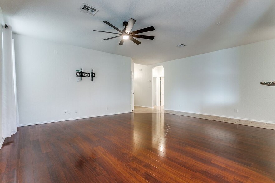 Building Photo - 705 Hightrail