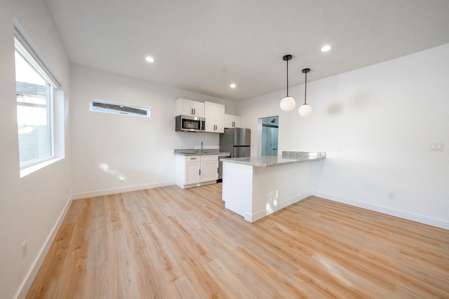 Building Photo - 1514 E Clarendon Ave