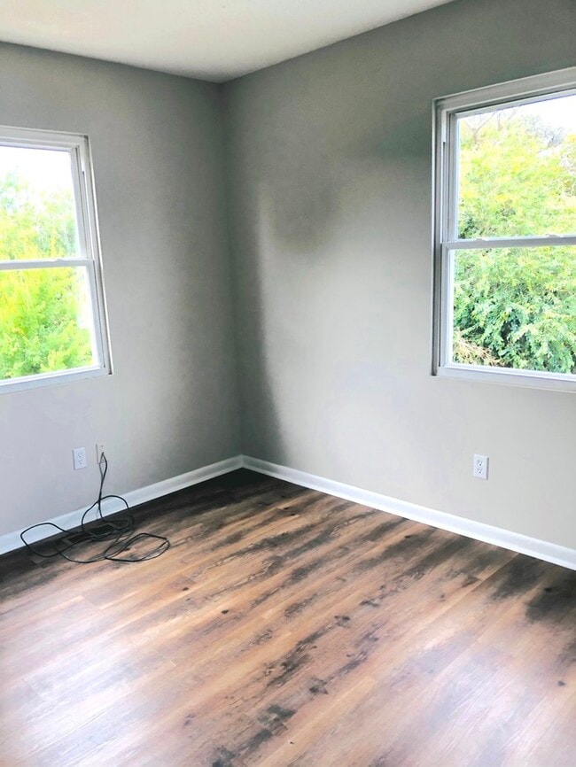 Building Photo - STUNNING 3 BEDROOM END UNIT TOWNHOUSE just off gate of Little Creek!!