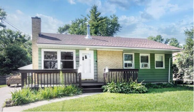 Building Photo - 3 BR eastside single family home. Fenced i...