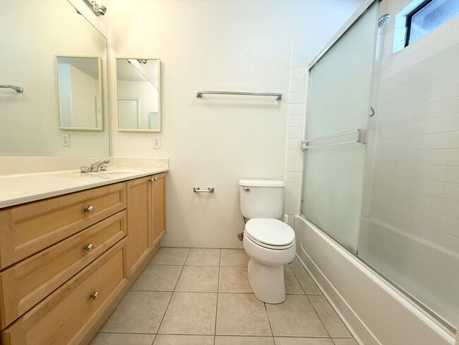 Building Photo - MOVE IN READY! One- Story, Single Family Home in Royal Kunia