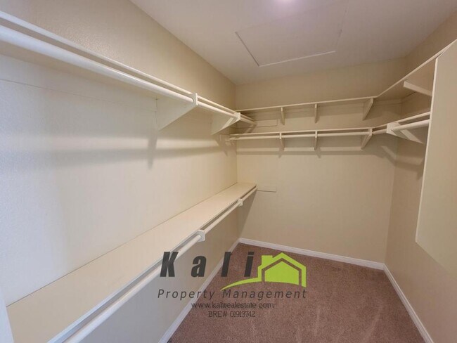 Building Photo - 2096 Northshore Dr