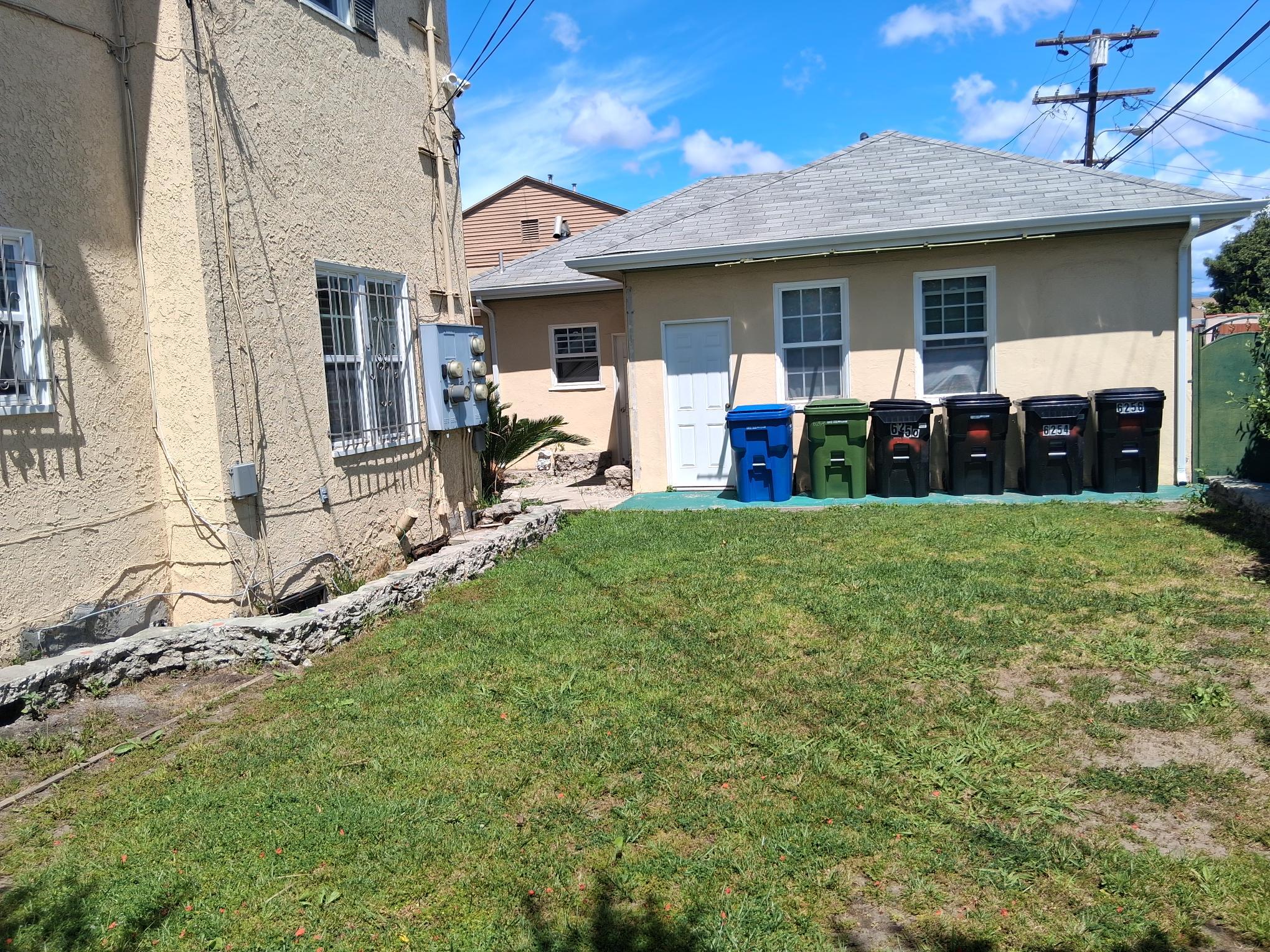 Building Photo - 6250 S Van Ness Ave