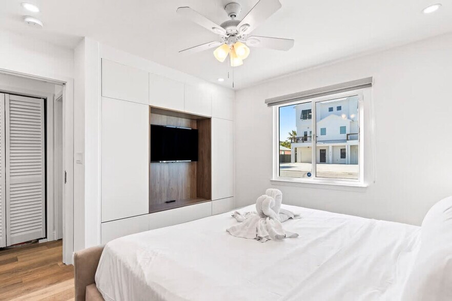 Building Photo - 8115 Thomas Dr