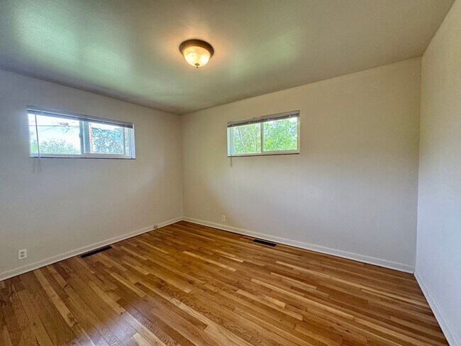 Building Photo - 3 Bedroom Home Walking distance to Sloan L...