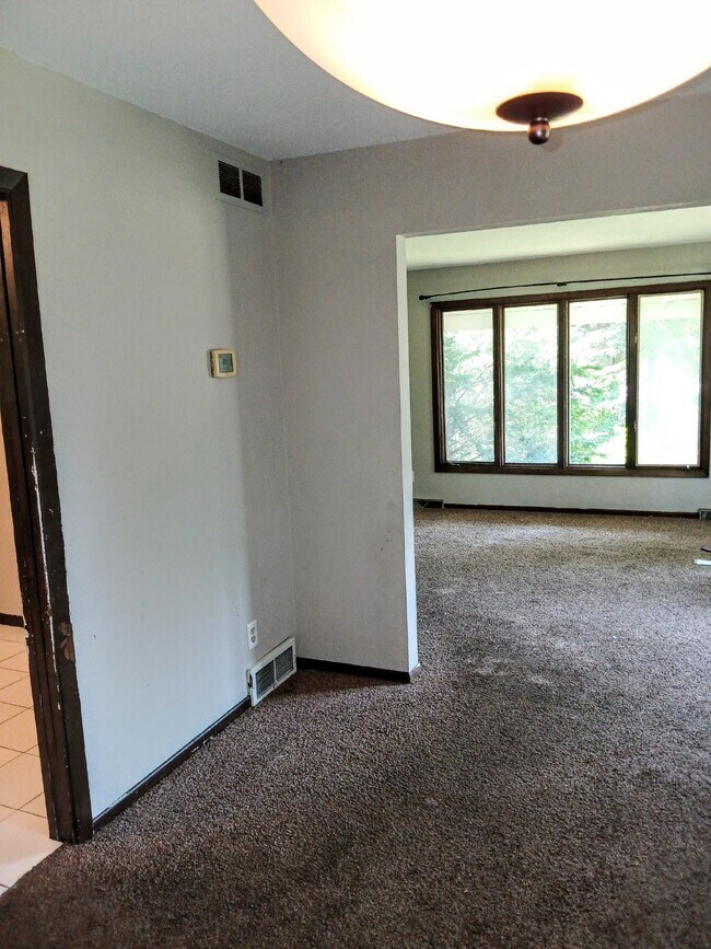 Building Photo - 3 Bedroom 2 Bath in Burnsville