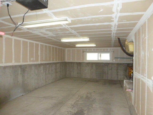 Building Photo - Two Bedroom, Two and a Half Bath Townhome ...
