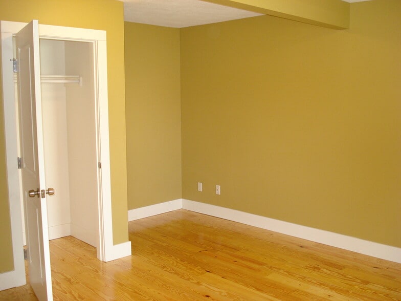 Building Photo - 832 Michigan St NE