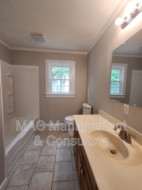 Building Photo - 1067 Crescent Dr