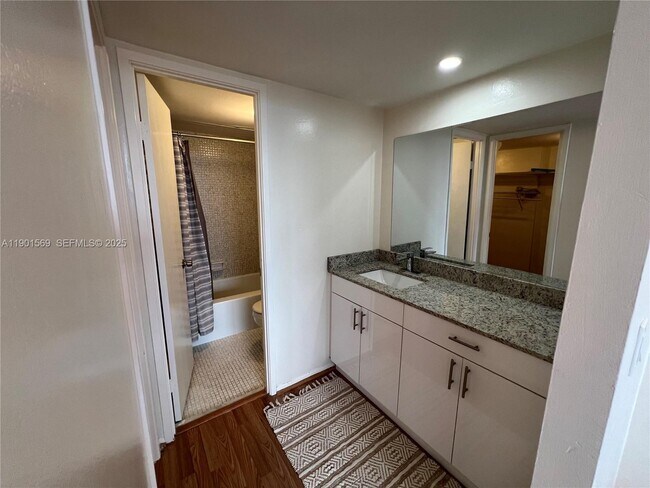 Building Photo - 1301 NE Miami Gardens Dr