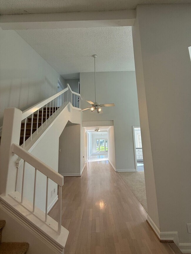 Building Photo - Spacious End-of-Culdesac 4-bed, 2.5-bath Home with Private Sparkling Pool & Spa