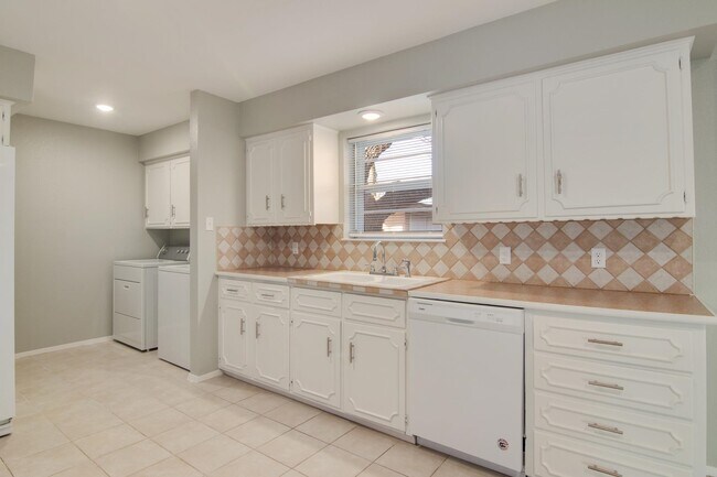 Building Photo - 1822 Greenwood Ln