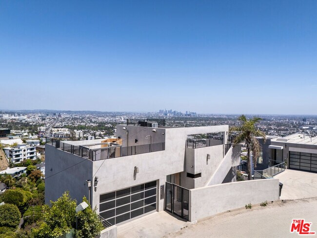 Building Photo - 8650 Hollywood Blvd