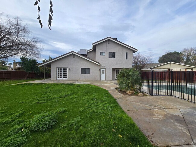 Building Photo - Pool Home – 3 Bed | 3 Bath | 1,625 Sq Ft