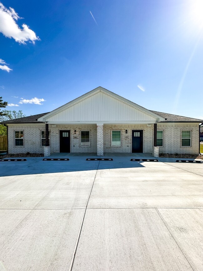 Building Photo - 1500 Sage Ct