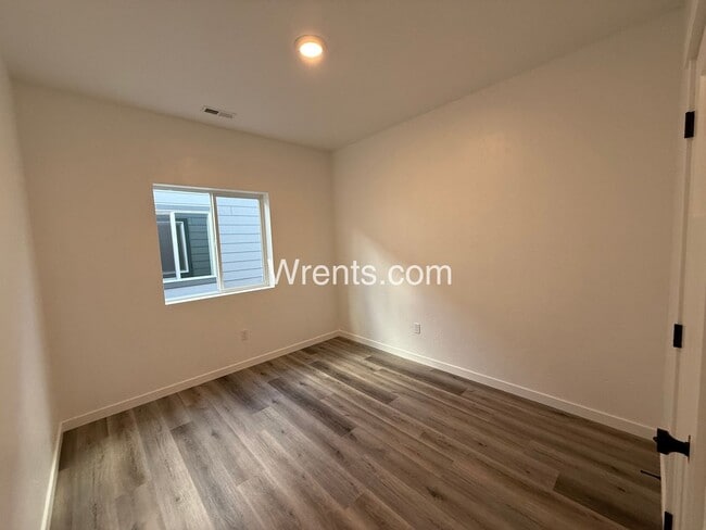 Building Photo - Beautiful 3 Bed/2 Bath Duplex - W/S/G Included - $500 off Special