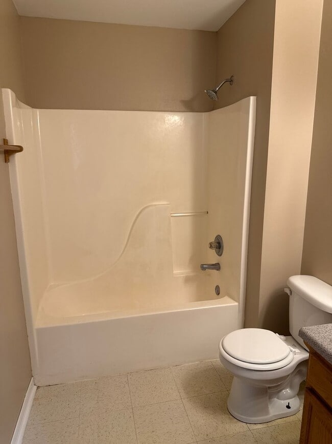 Building Photo - Warm and inviting single-story home, perfect for comfortable living.